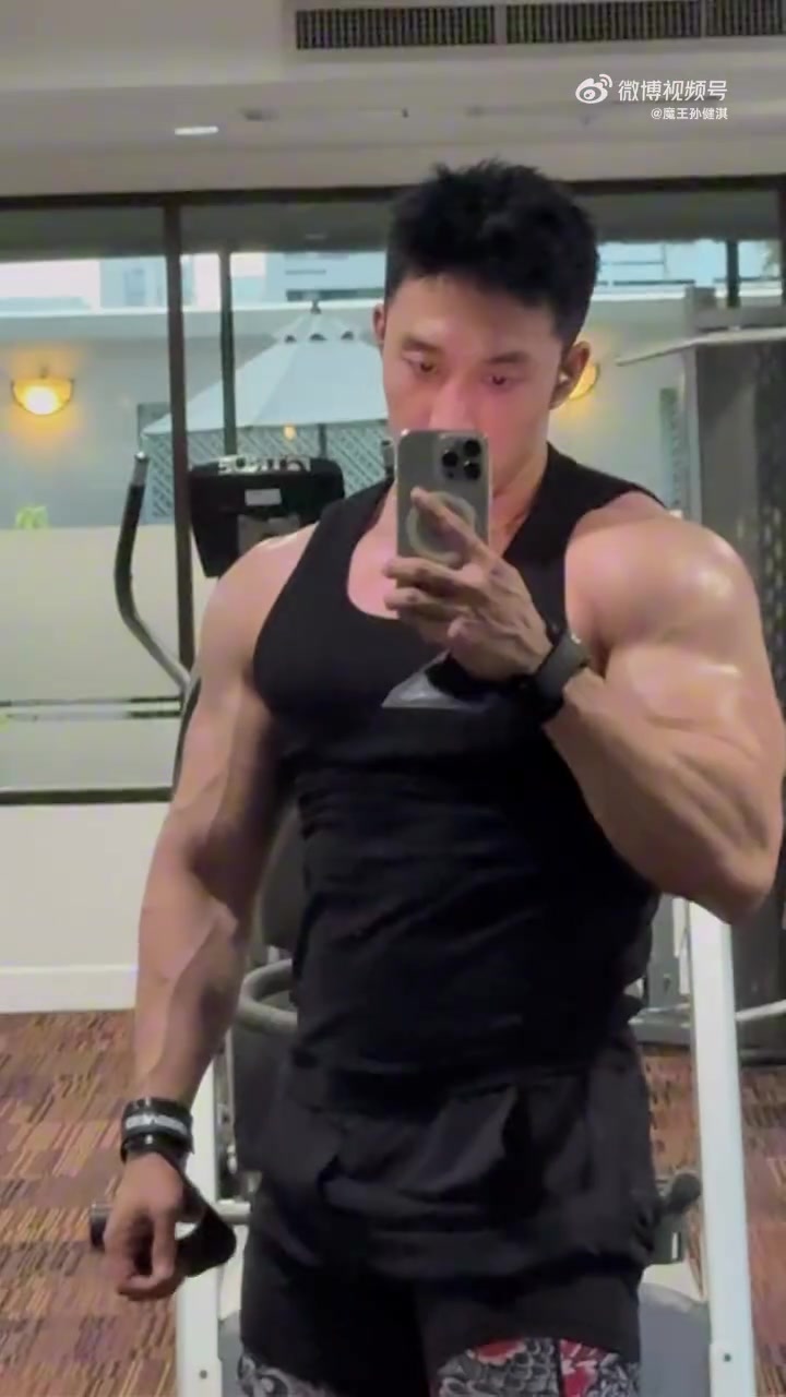 不出意外的话 他应该是中国目前肌肉最大的演员……