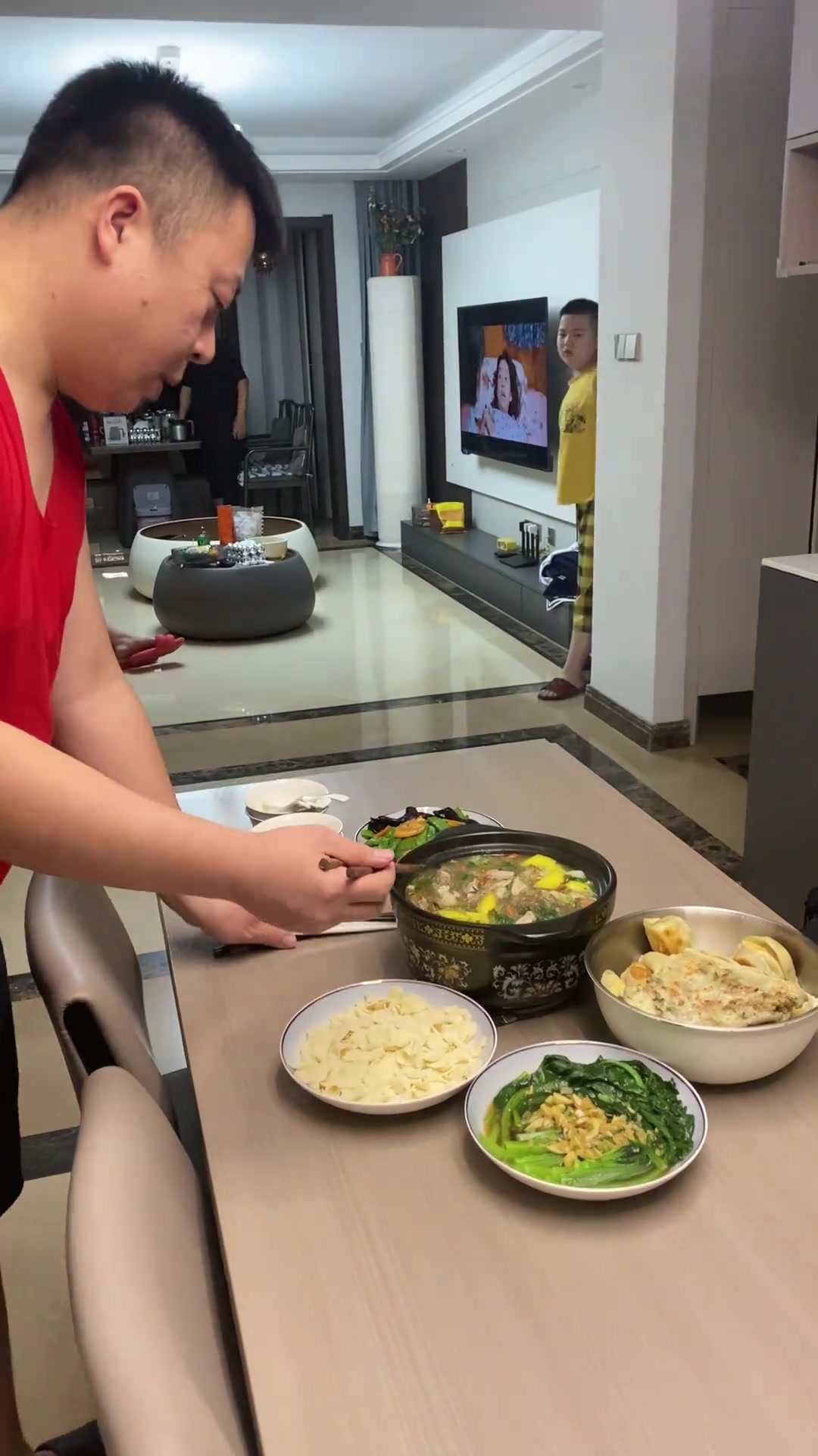 女婿做羊肉锅仔,丈母娘做锅贴,一家人开饭啦!