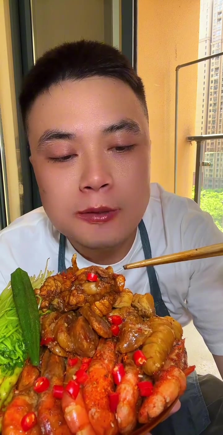 一个人的晚餐超香!红烧大虾等都是家常菜