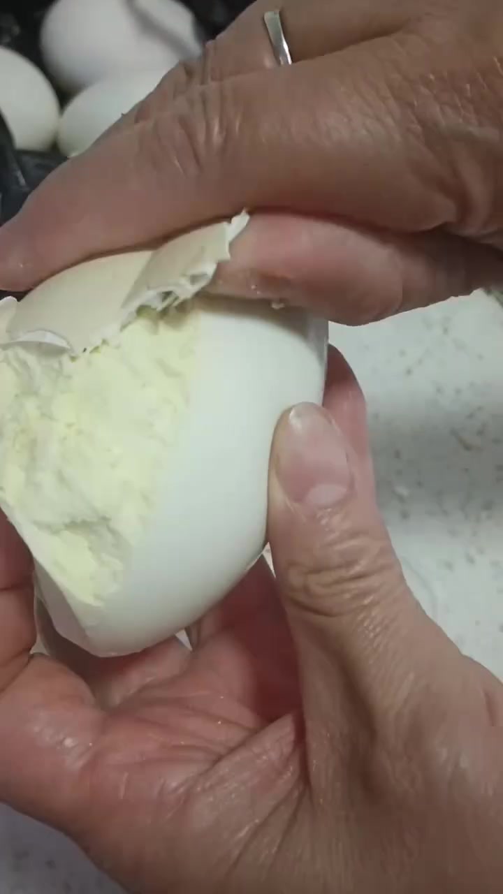 买的大鹅蛋煮熟后不对劲,难道买到假的了?
