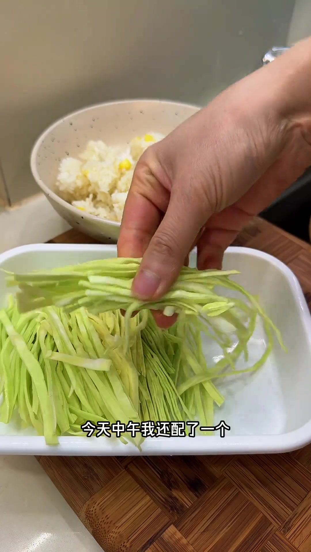 低卡减脂午餐:电饭锅鸡腿与包菜胡萝卜炒饭