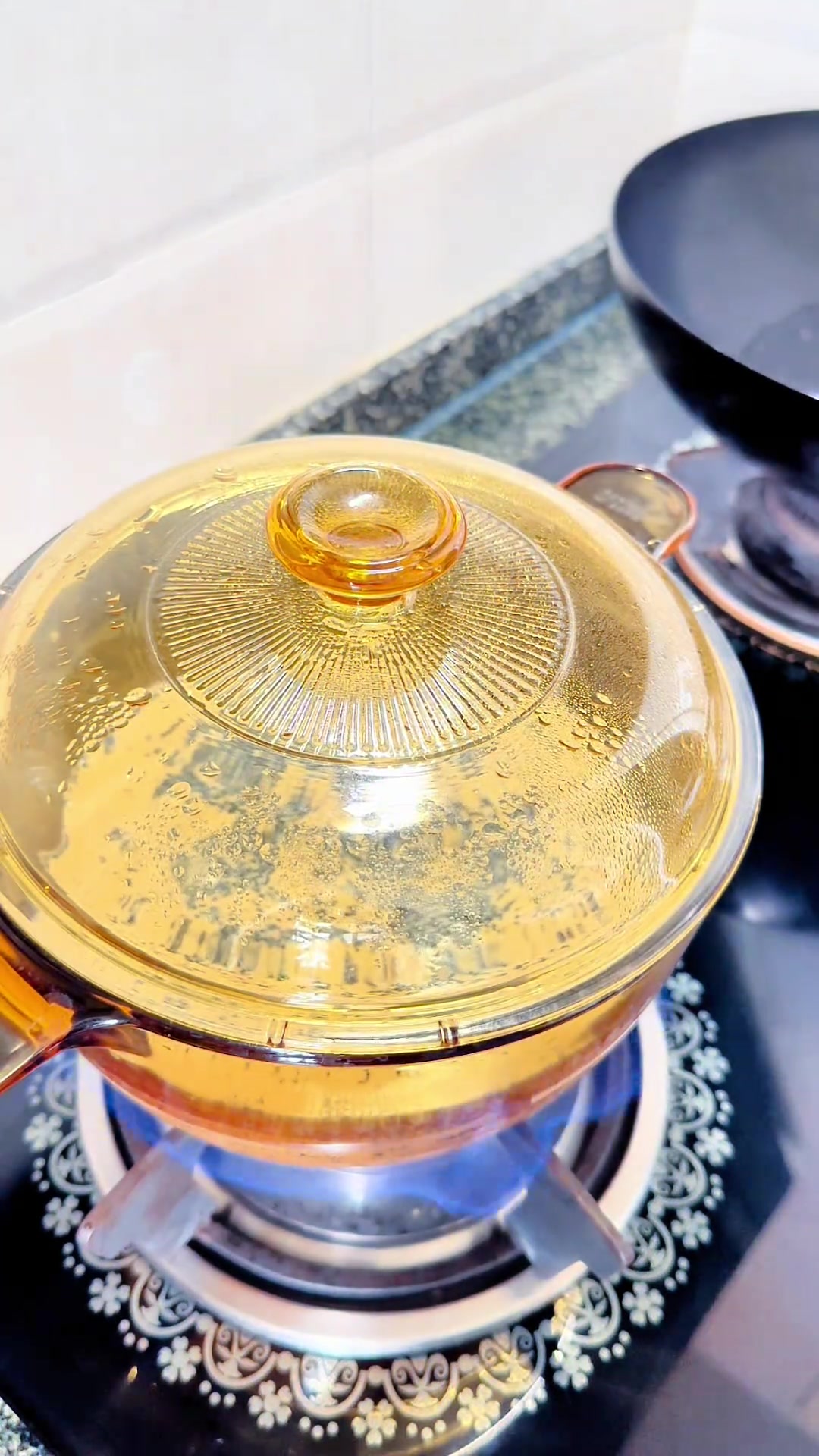 女儿同学来家玩,自制芋圆奶茶获夸赞