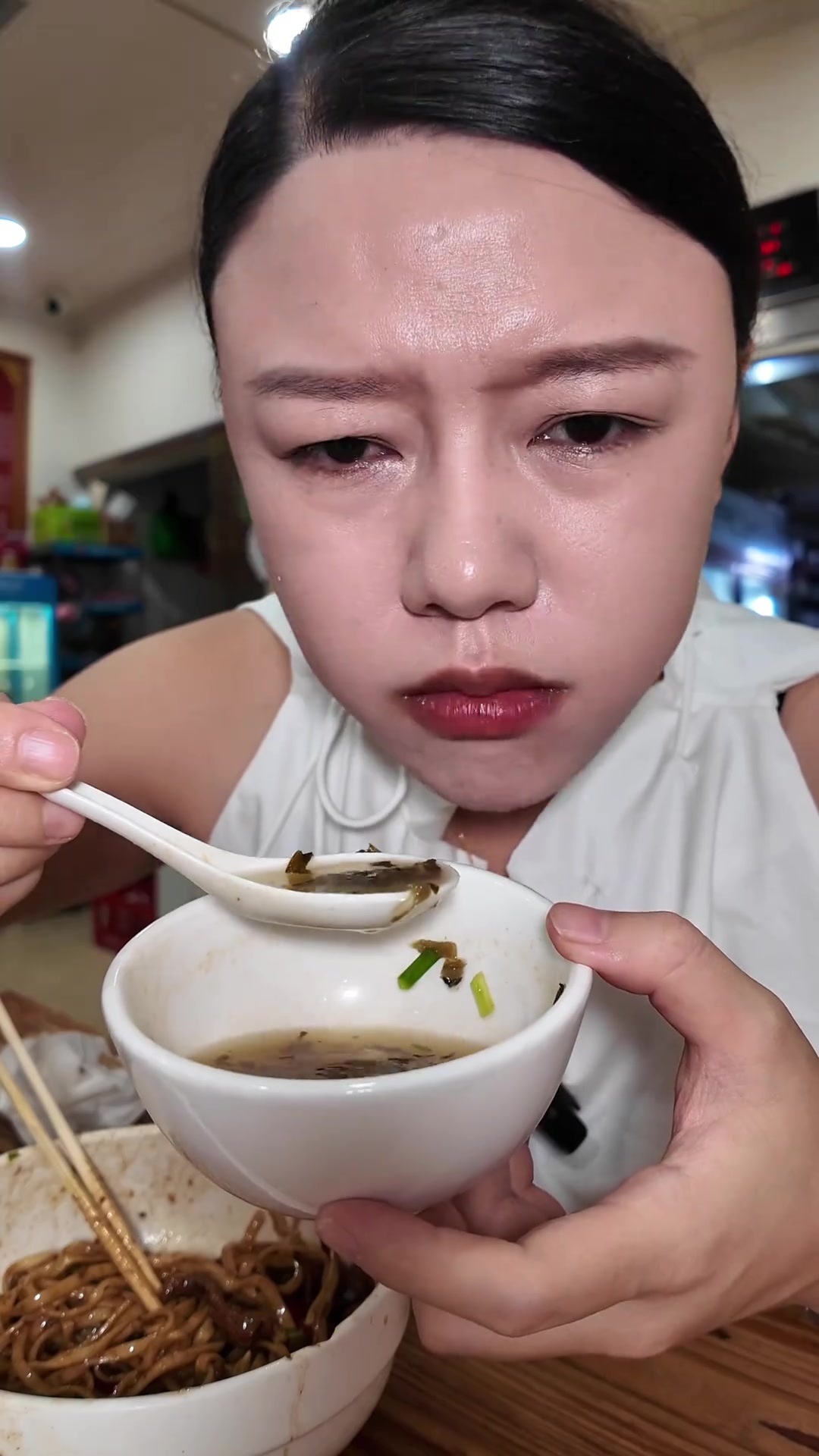 湖南人拒绝不了的辣椒炒肉拌面,湘潭姐妹真会吃!