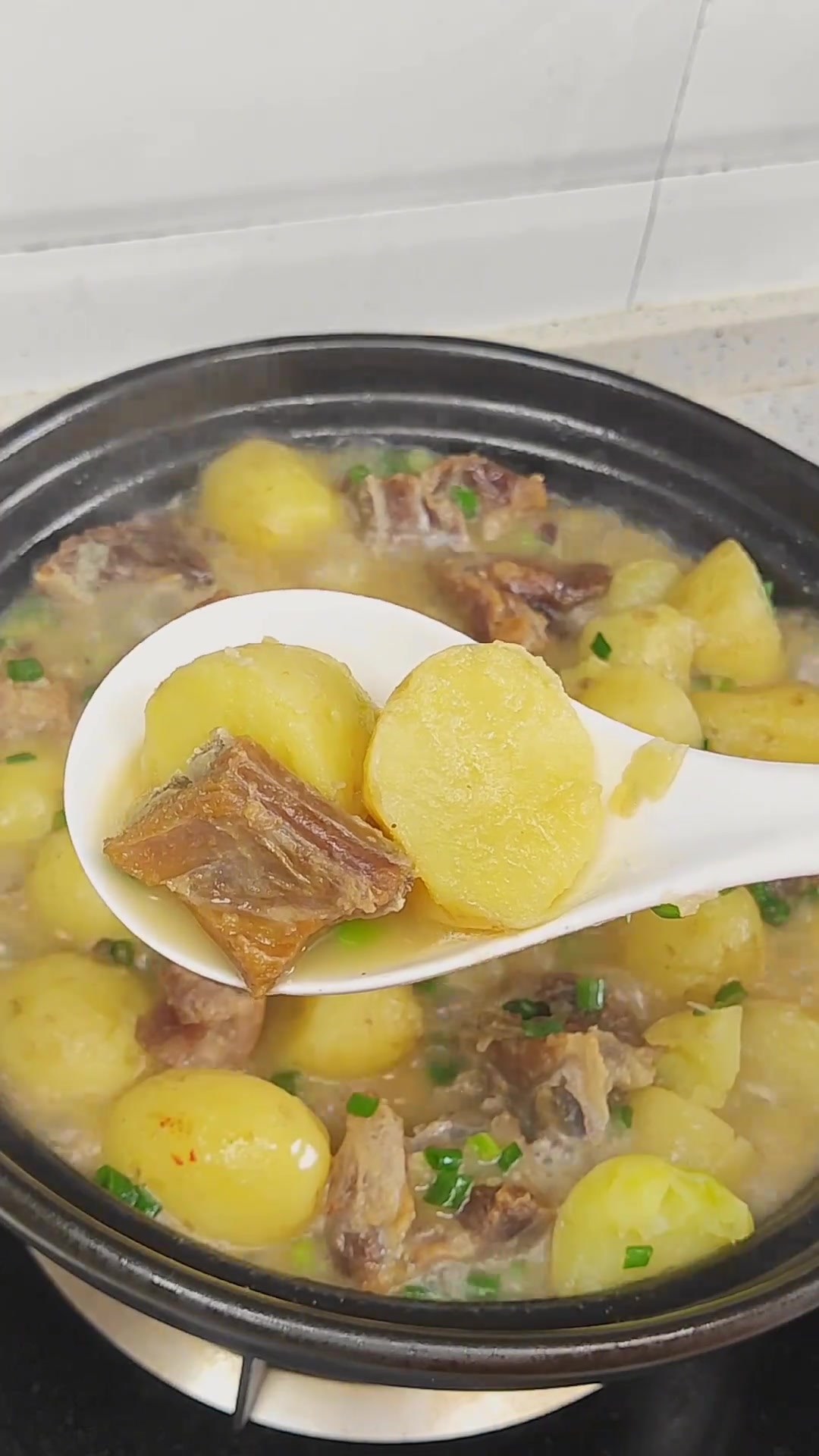 腊排骨炖小土豆,排骨土豆香,汤拌饭连吃三碗