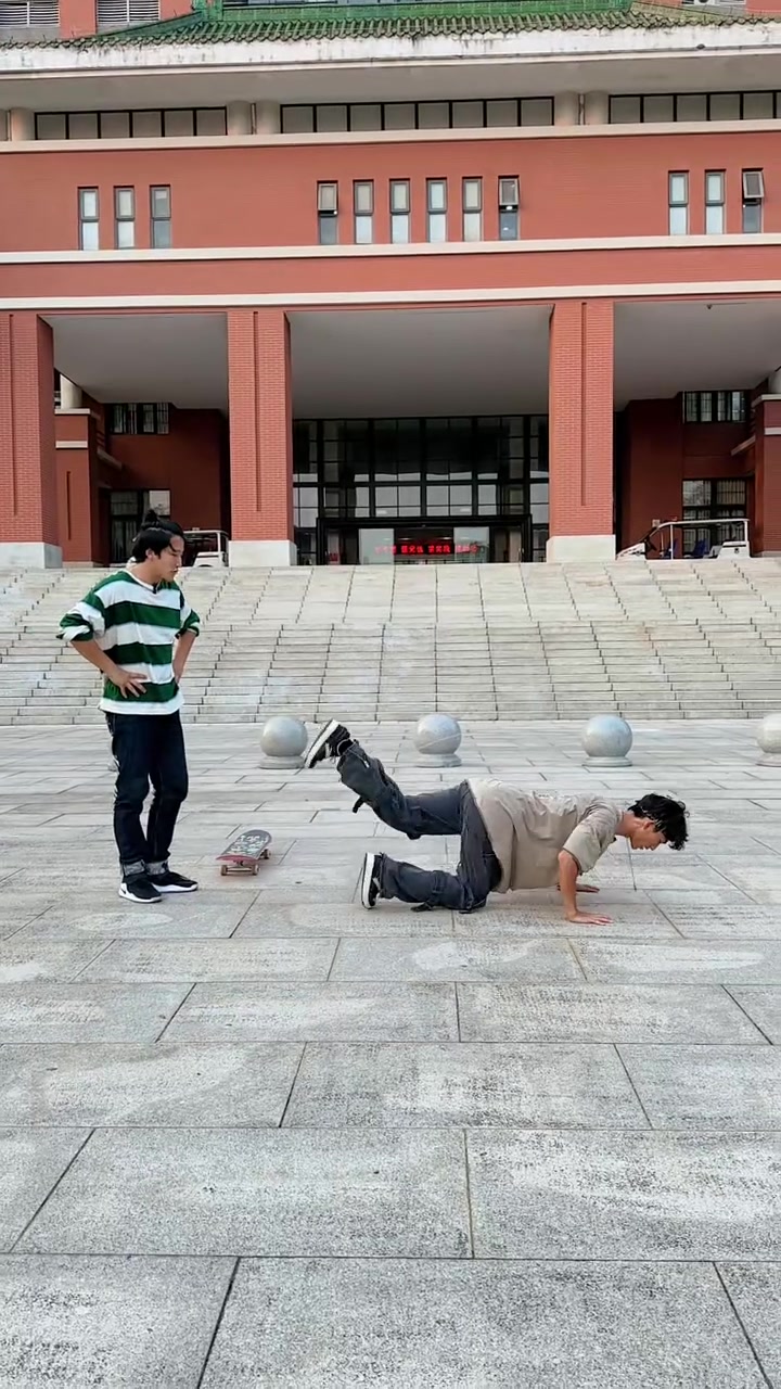 学会滑板摔跤倒地起身了！