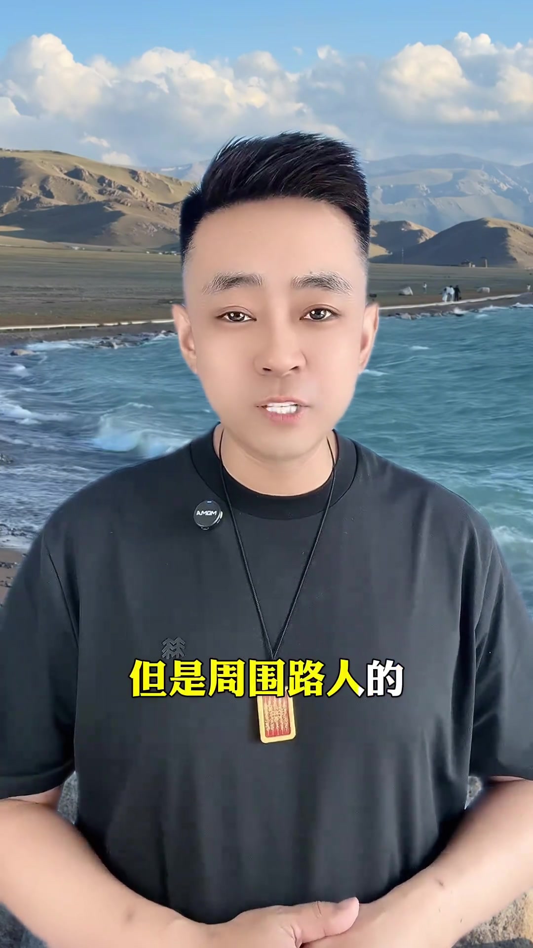 女子菜市场蹲下买菜被路人侧目引发争议