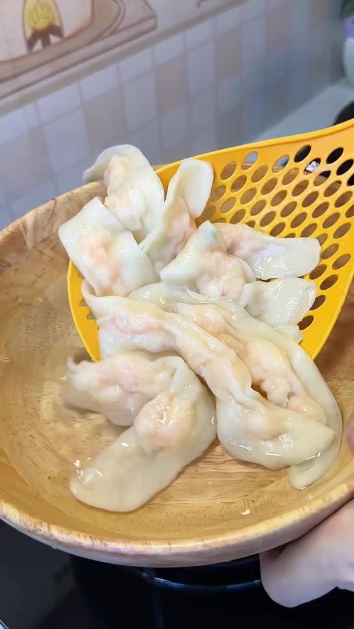饺子皮做的虾滑宽面,真的太香了,做法超简单 邪修美食 虾扯面 懒人美食 虾滑