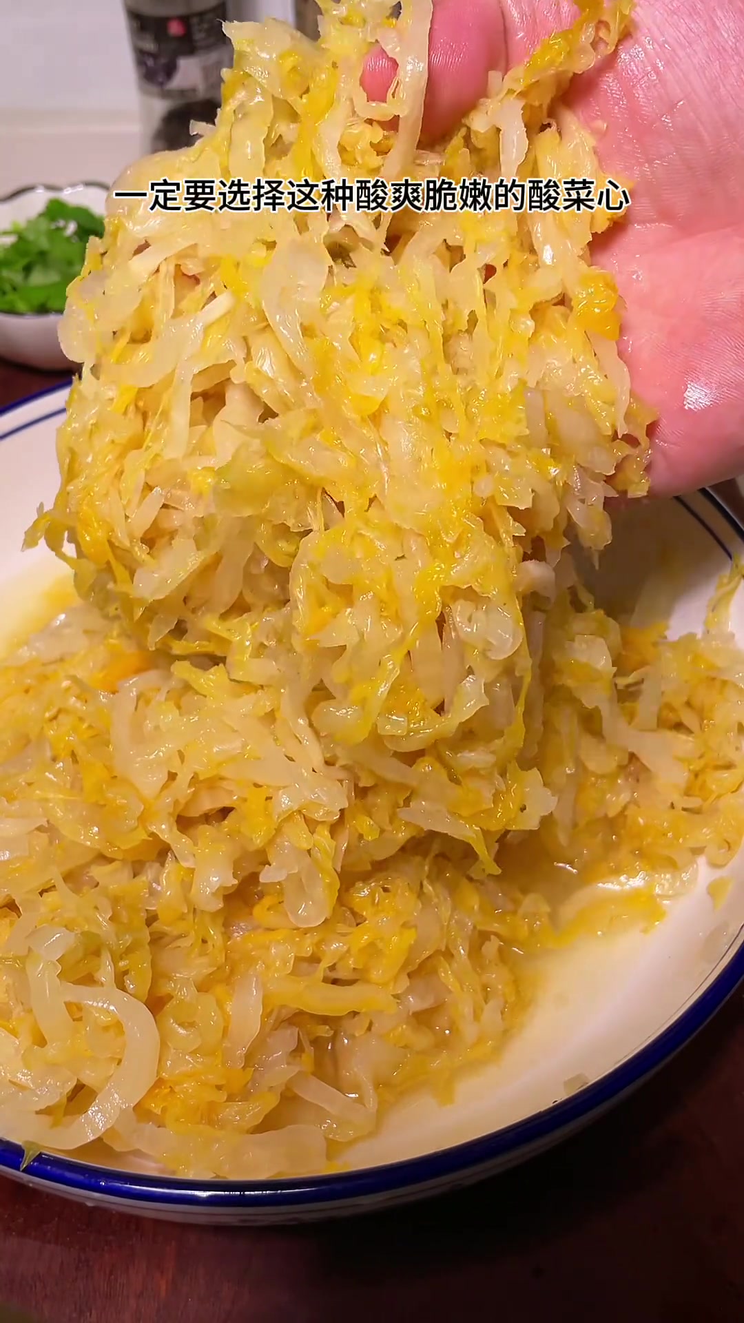 天冷吃热乎酸菜炖大骨头,汤鲜味美超解馋