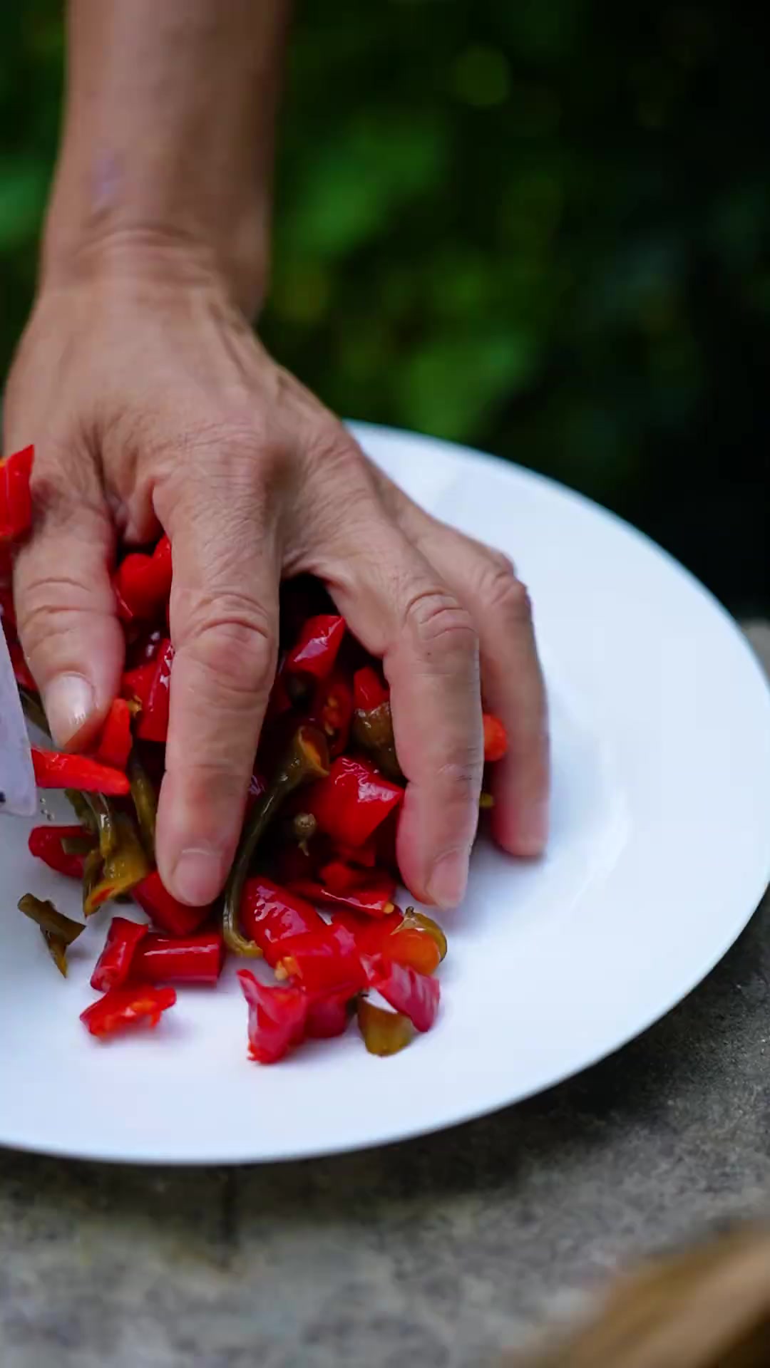 今天用泡椒做这个耙鸡脚软糯脱骨,一抿就烂,酸辣入味简直是没吃够