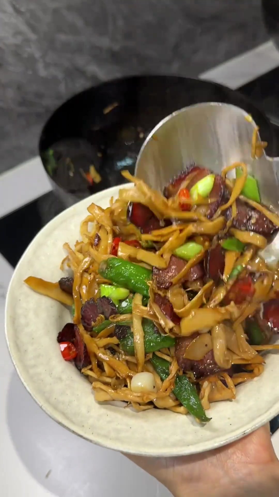 家里吃的舒服,丝瓜炒肉、酸豆角炒鸡蛋等都不错