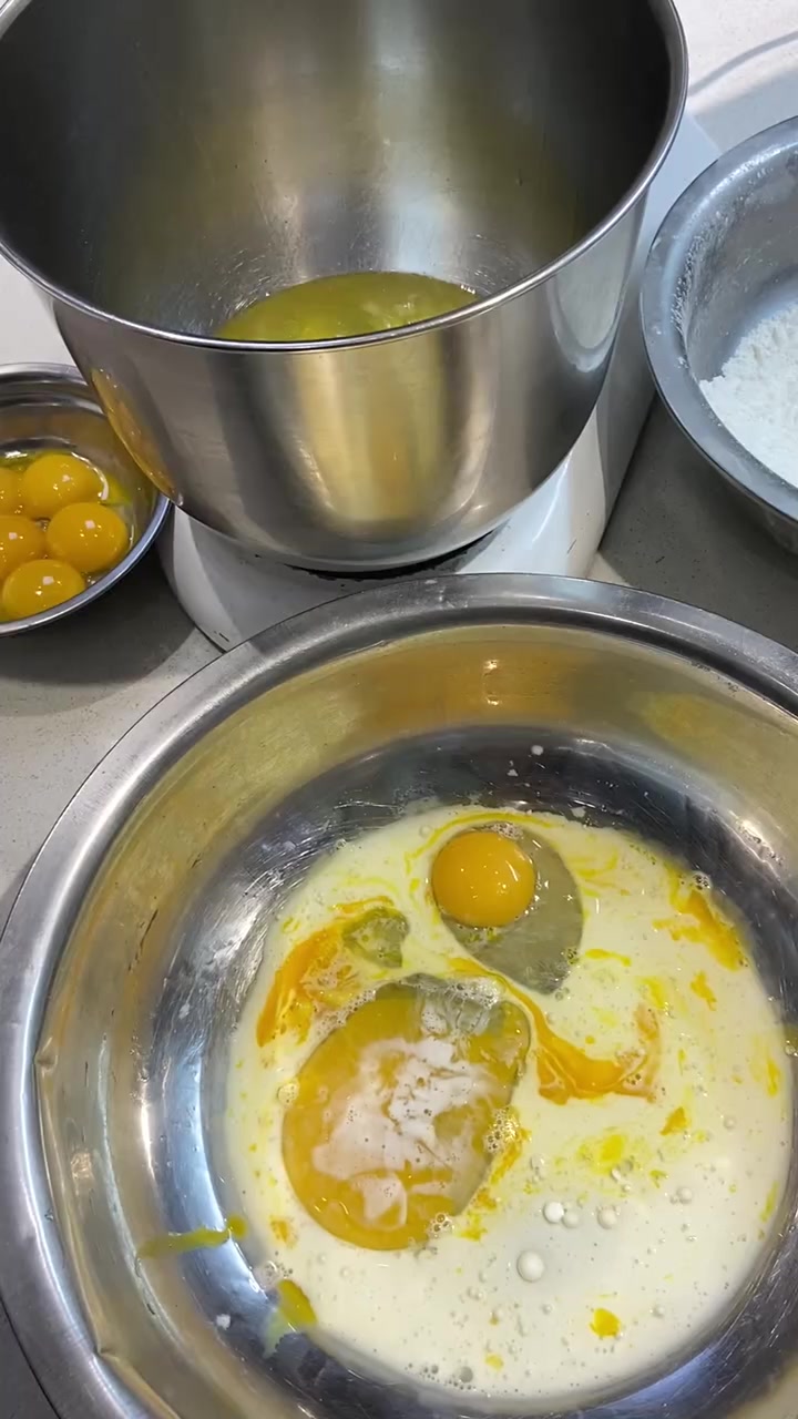 仙贝蛋糕:一1色拉油105g砂糖80g水210g2低粉175g泡打粉2g玉米淀粉30g3蛋