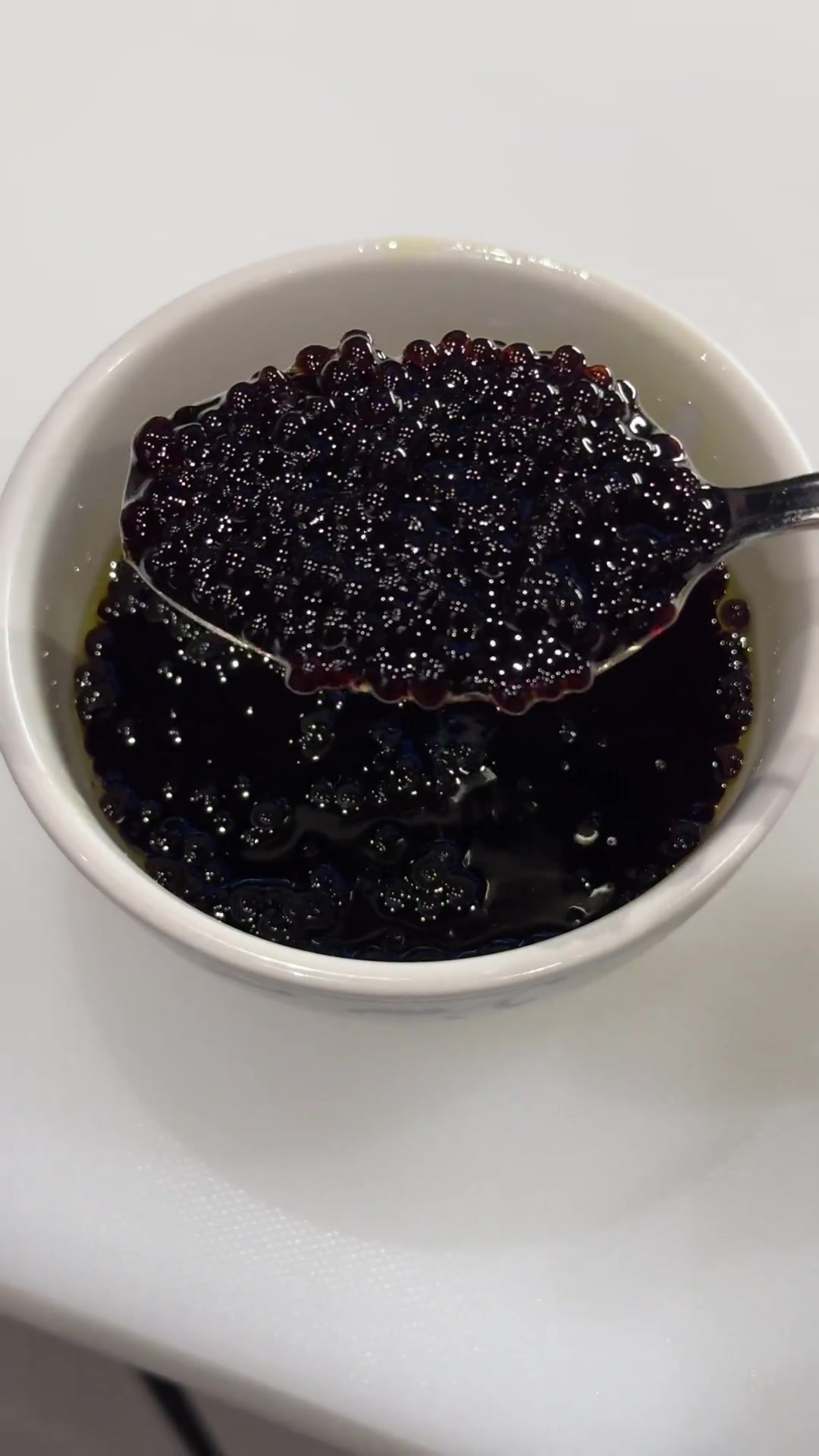 分享自制黑鱼子酱做法步骤,你学会了吗?