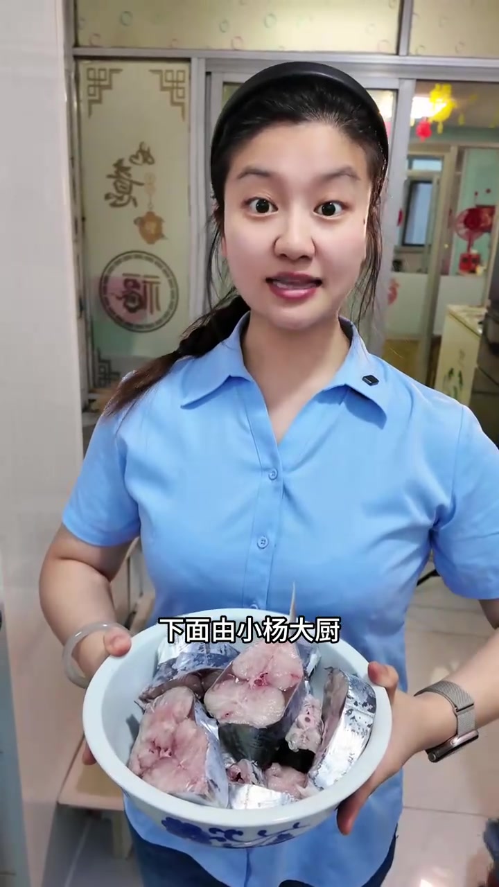 今天带大家看看这个季节海岛必吃的美食，鲅鱼丸子！用不花钱的新鲜大鲅鱼做一顿鲅鱼丸子，那简直