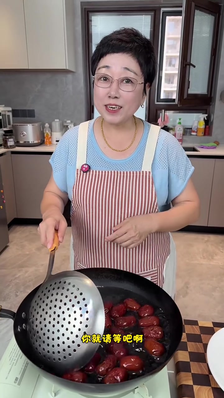 今天解锁一道大枣的新吃法,焦香酥脆,一口一个嘎嘣脆,大人孩子都爱吃