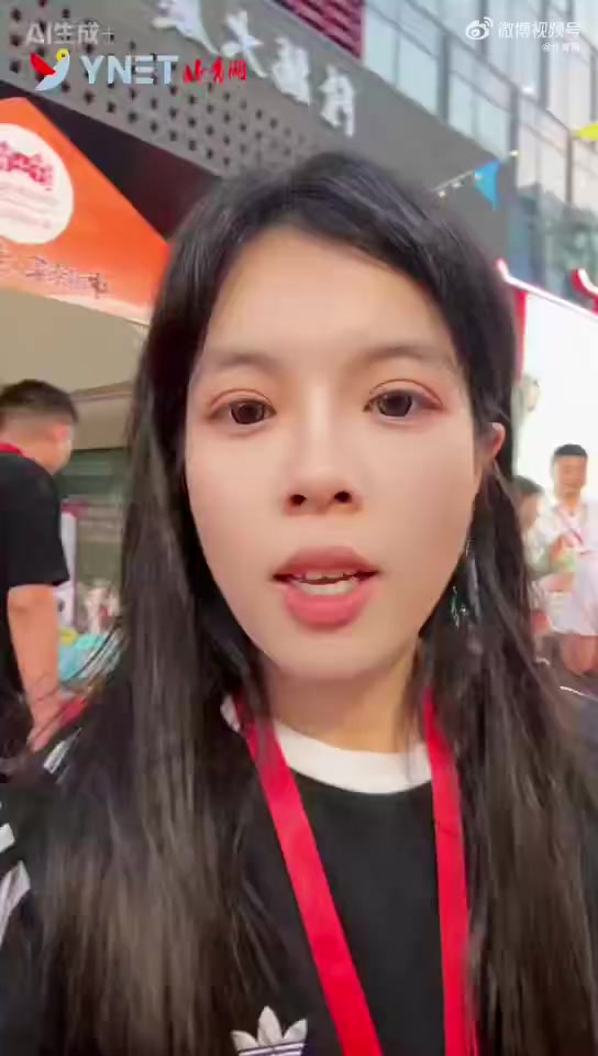 「现场开炫!00后小姐姐测评京菜美食节」9月12日至9月14日,北京隆福寺美食齐聚,近80