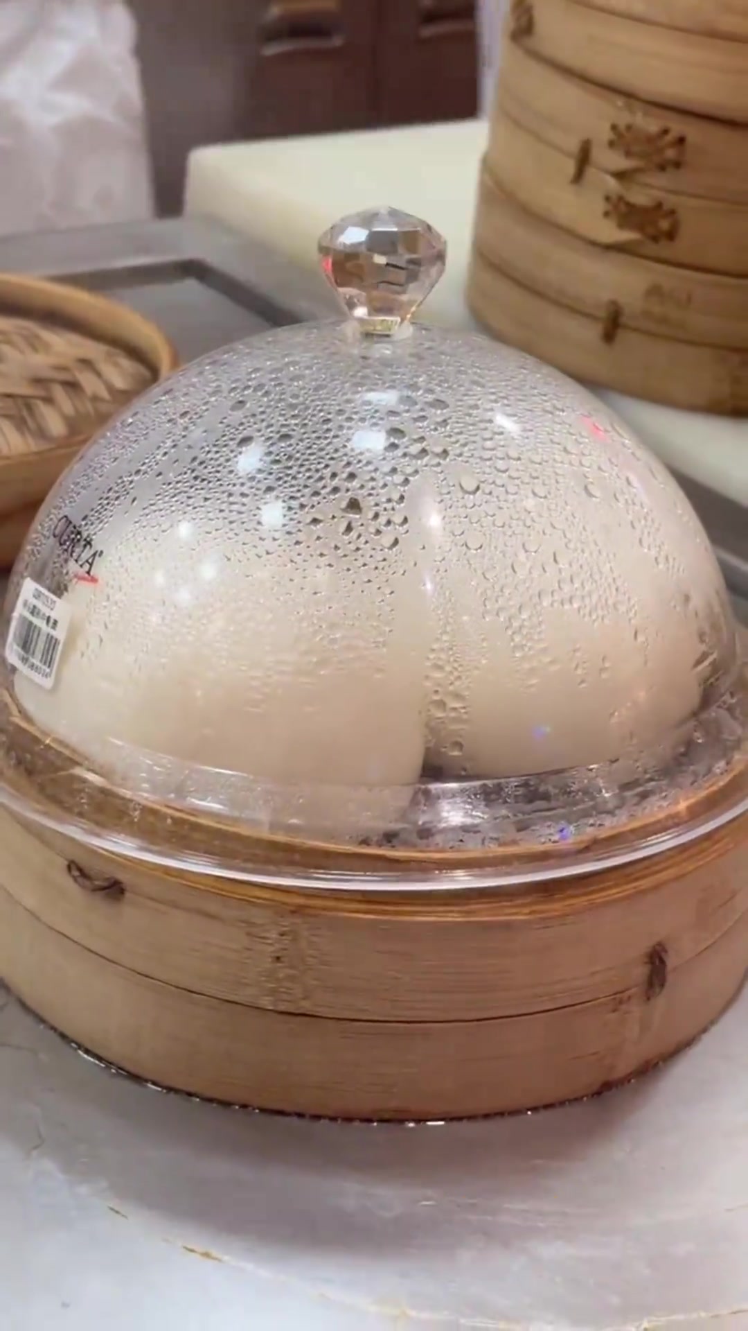 风芒新闻记者探访西贝后厨，馒头为速冻食品 保质期一年，网友吐槽：古法馒头