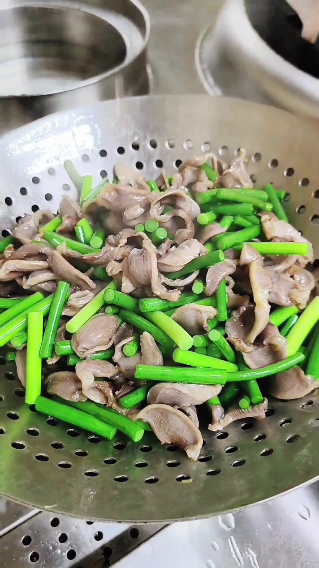 超简单！蒜苔海鲜菇炒鸡胗做法大揭秘，速来学！