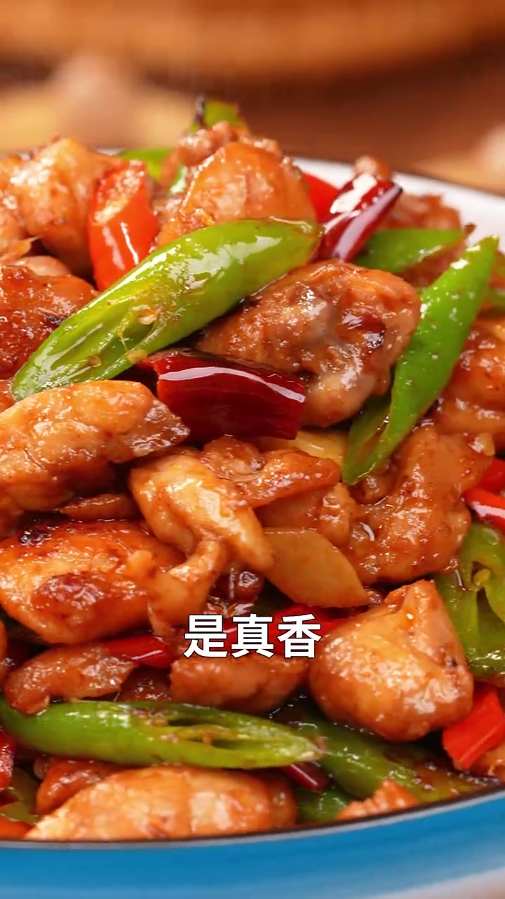 饭店里的人气小菜小炒尖椒鸡，焦香麻辣汁又浓~