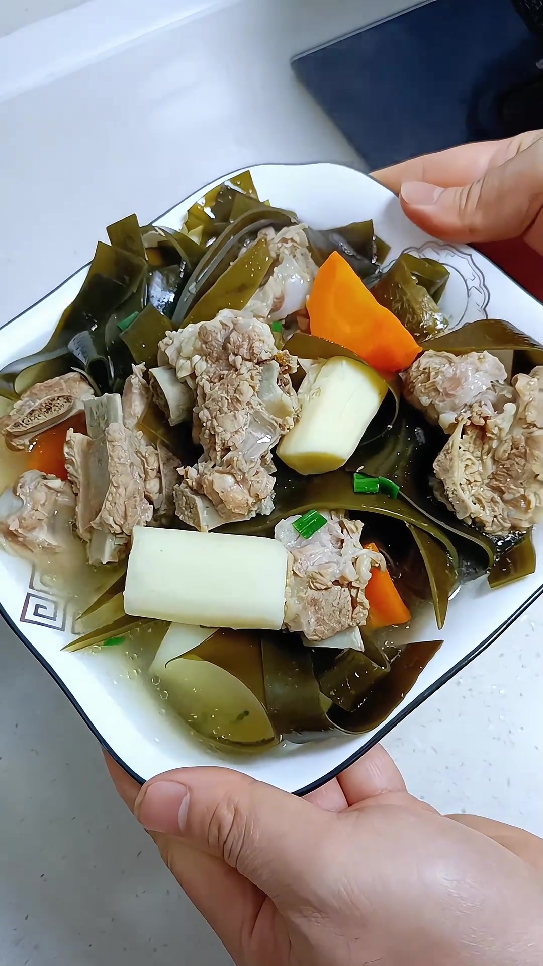 秋冬适合喝海带排骨汤，一碗下肚身子暖