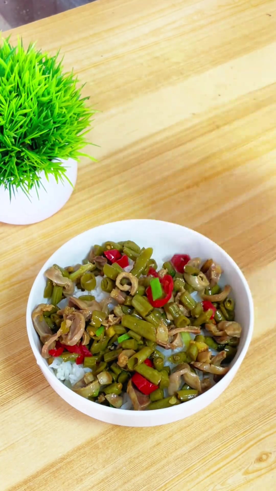 天热没胃口?酸豇豆炒鸡杂又香又下饭!