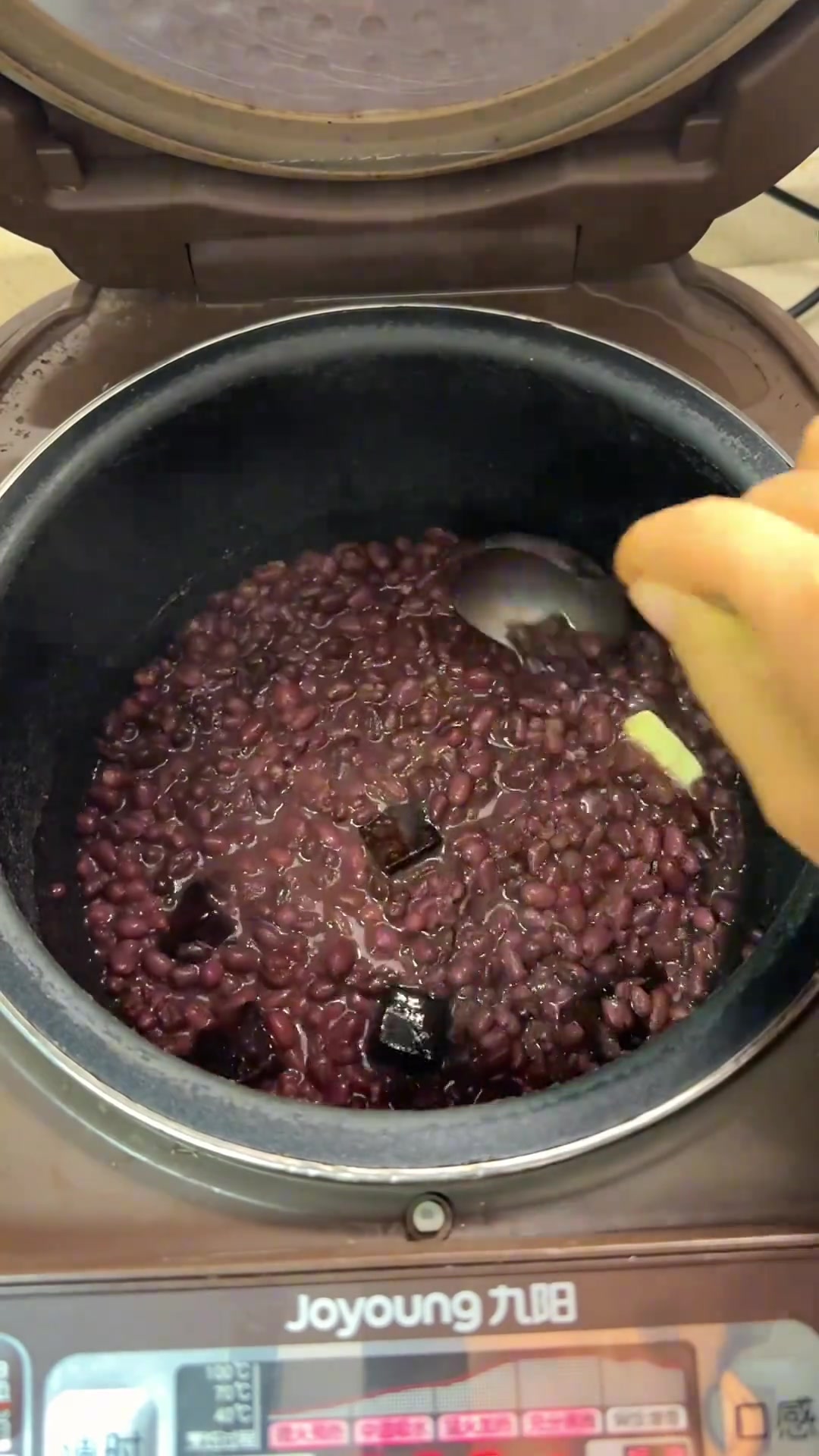 有电饭煲就能做红豆沙,只要两步,还不费手