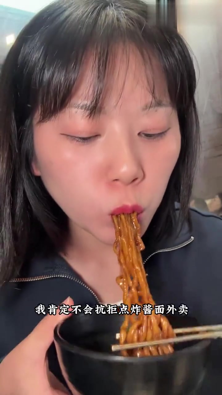 韩国的冬天怎么能不吃鱼饼汤呢,再来一份五花肉杂酱面,太舒服了