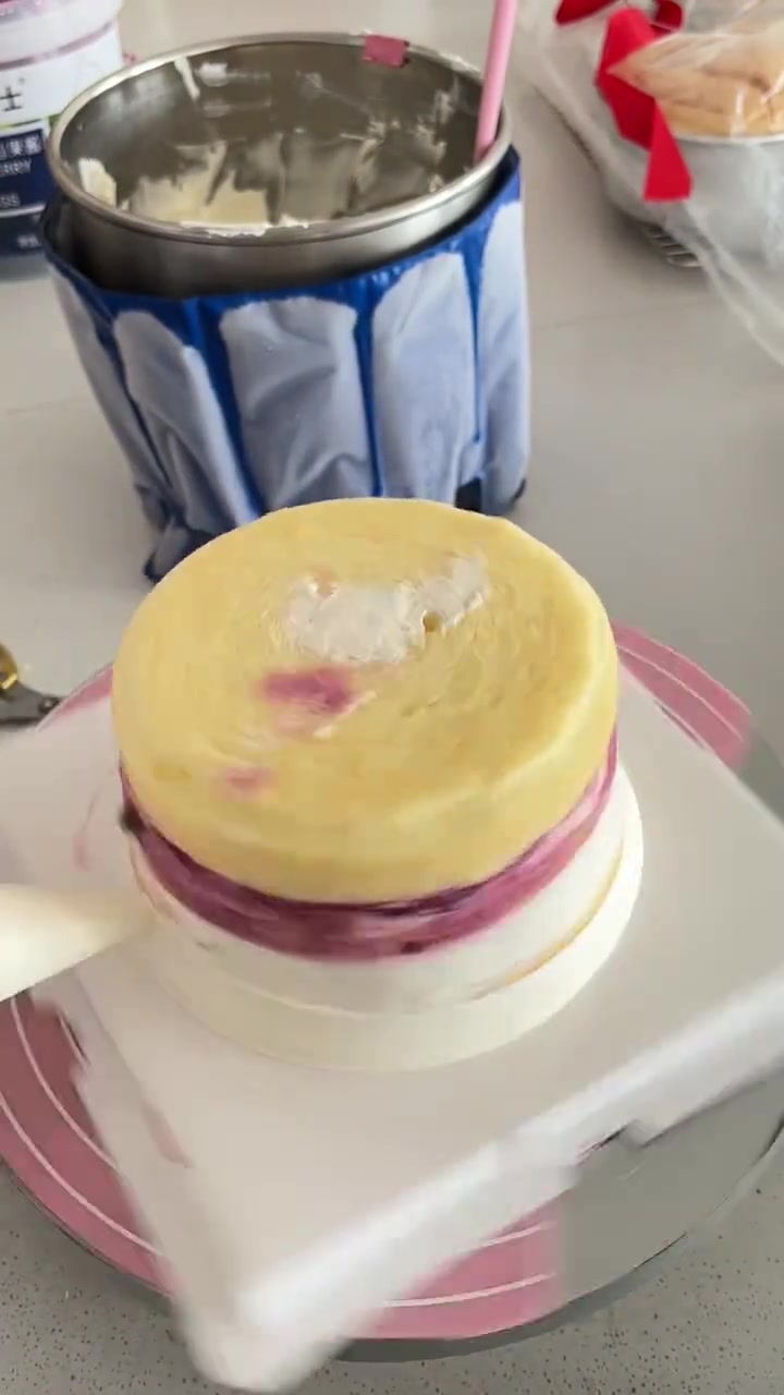六寸蛋糕制作中