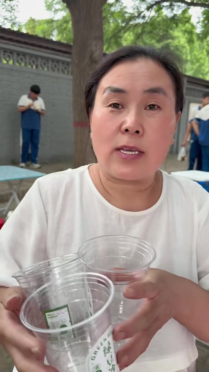 给我的小摊摊加了绿豆沙,摆摊卖绿豆沙第二天,绿豆沙最先卖完,太受欢迎了