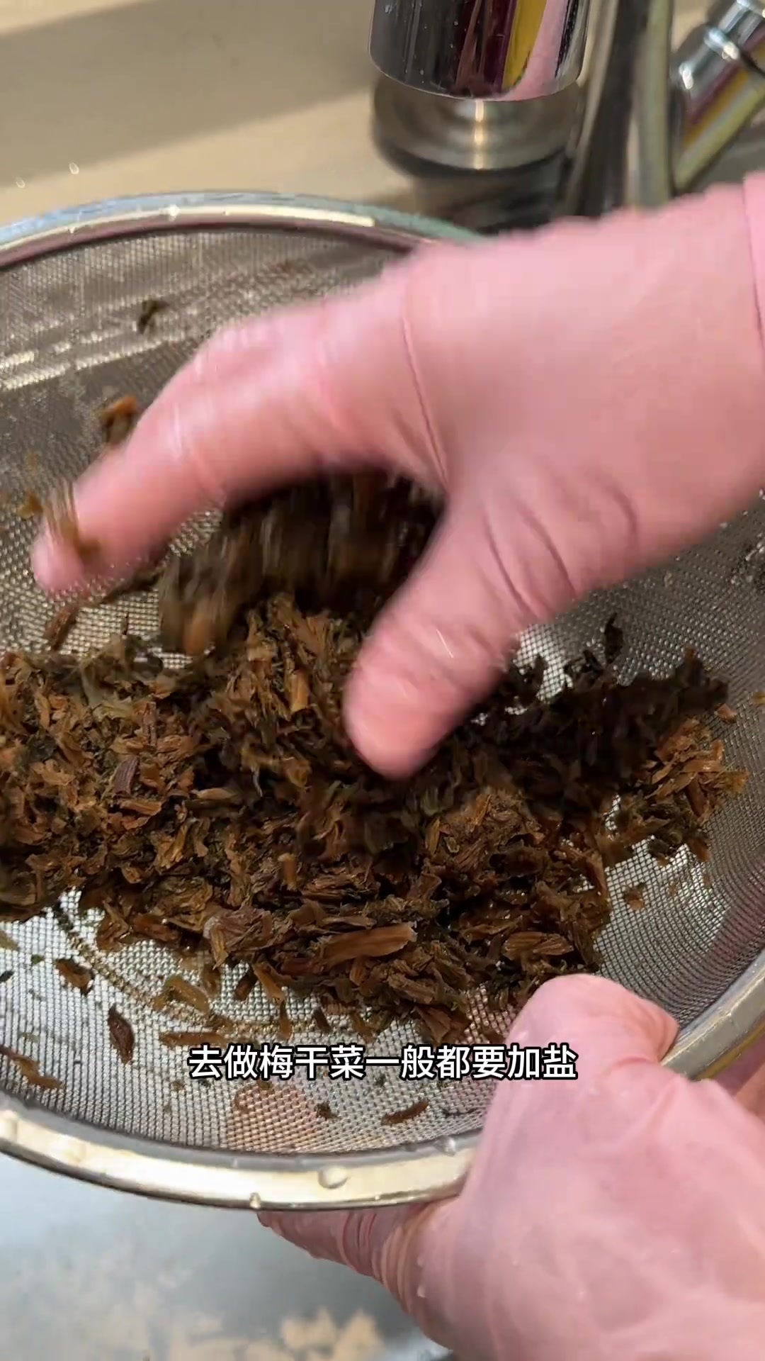 老妈拿手菜梅干菜烧鸡爪，软糯咸香无敌