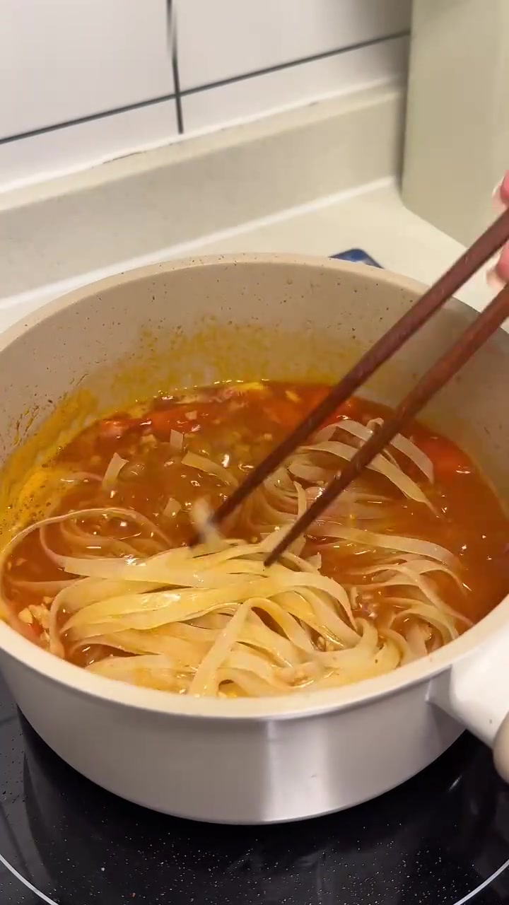 「今天吃什么」番茄肉末粉,汤鲜味浓超好吃!