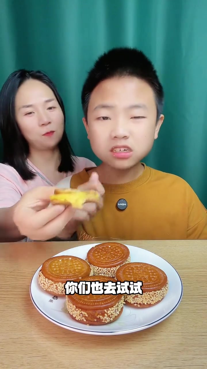 南瓜饼外面很酥脆,里面糯叽叽的