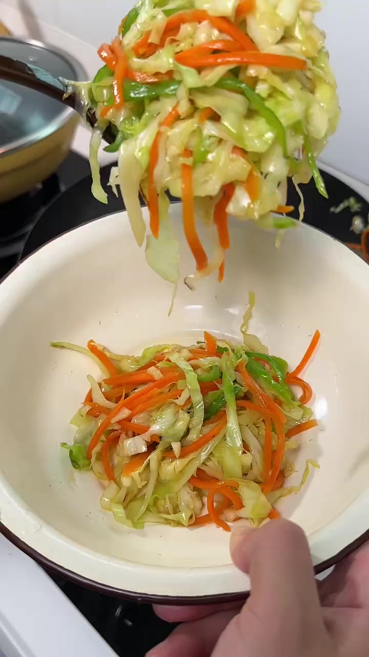 看我炒的青椒胡萝卜包菜丝,超好吃