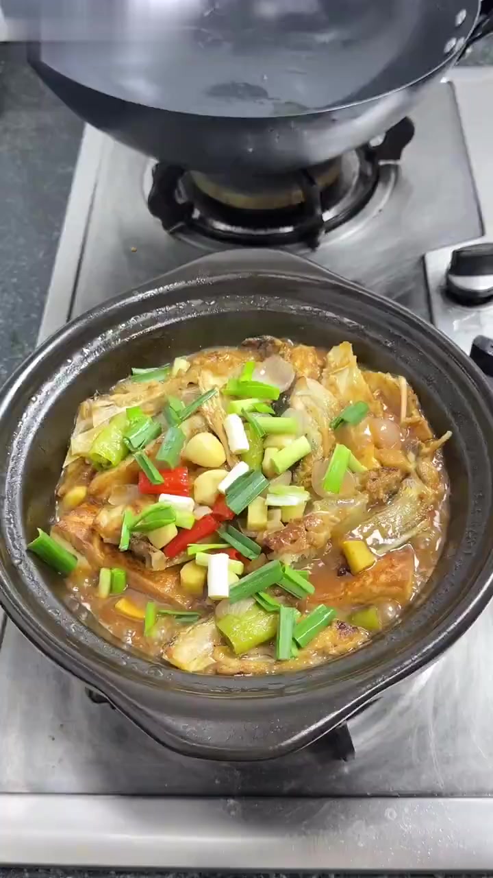 这道鱼头焖豆腐,真的无敌巨香!超级下饭
