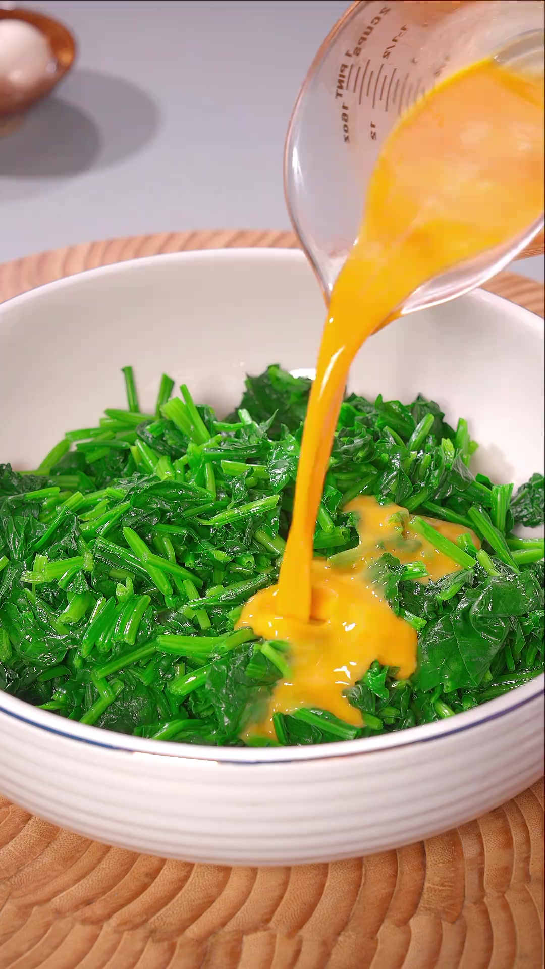 鸡蛋液拌菠菜,做出孩子超爱的营养美食