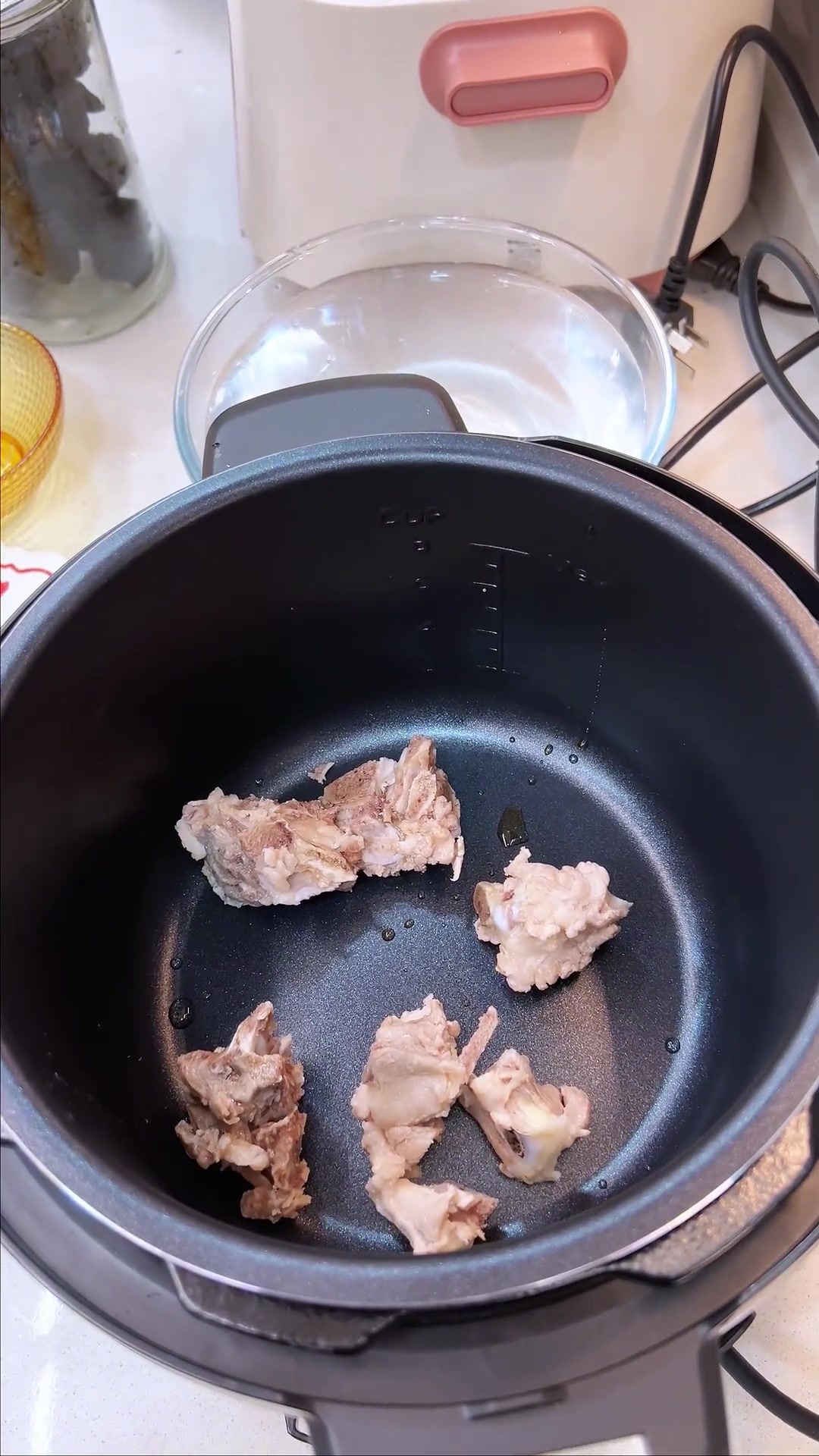 睡不好、状态差的朋友,试试熟地骨头汤,全家皆宜