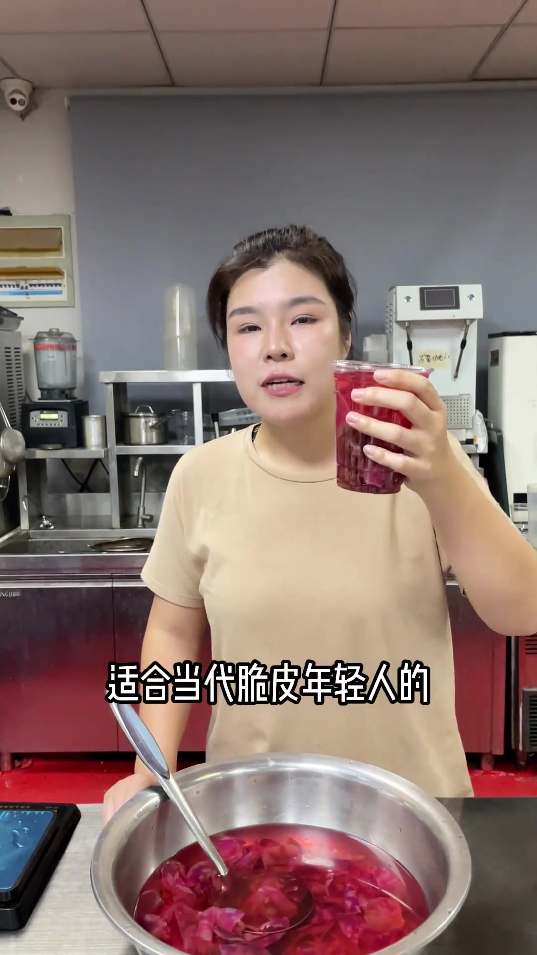 秋天的第一份高颜值甜品安排上了,洛神玫瑰鲜奶冻、大桶洛神玫瑰糖水商用配比,有需要自己保存吧