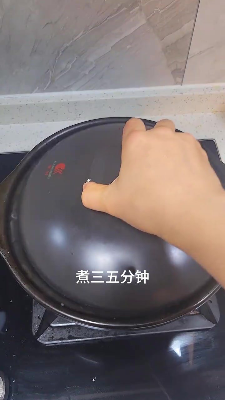 花11块钱买了两条鲫鱼，做了一一两吃，的红烧鲫鱼焖豆腐，香辣下饭，和鲫鱼豆腐汤，汤鲜味美