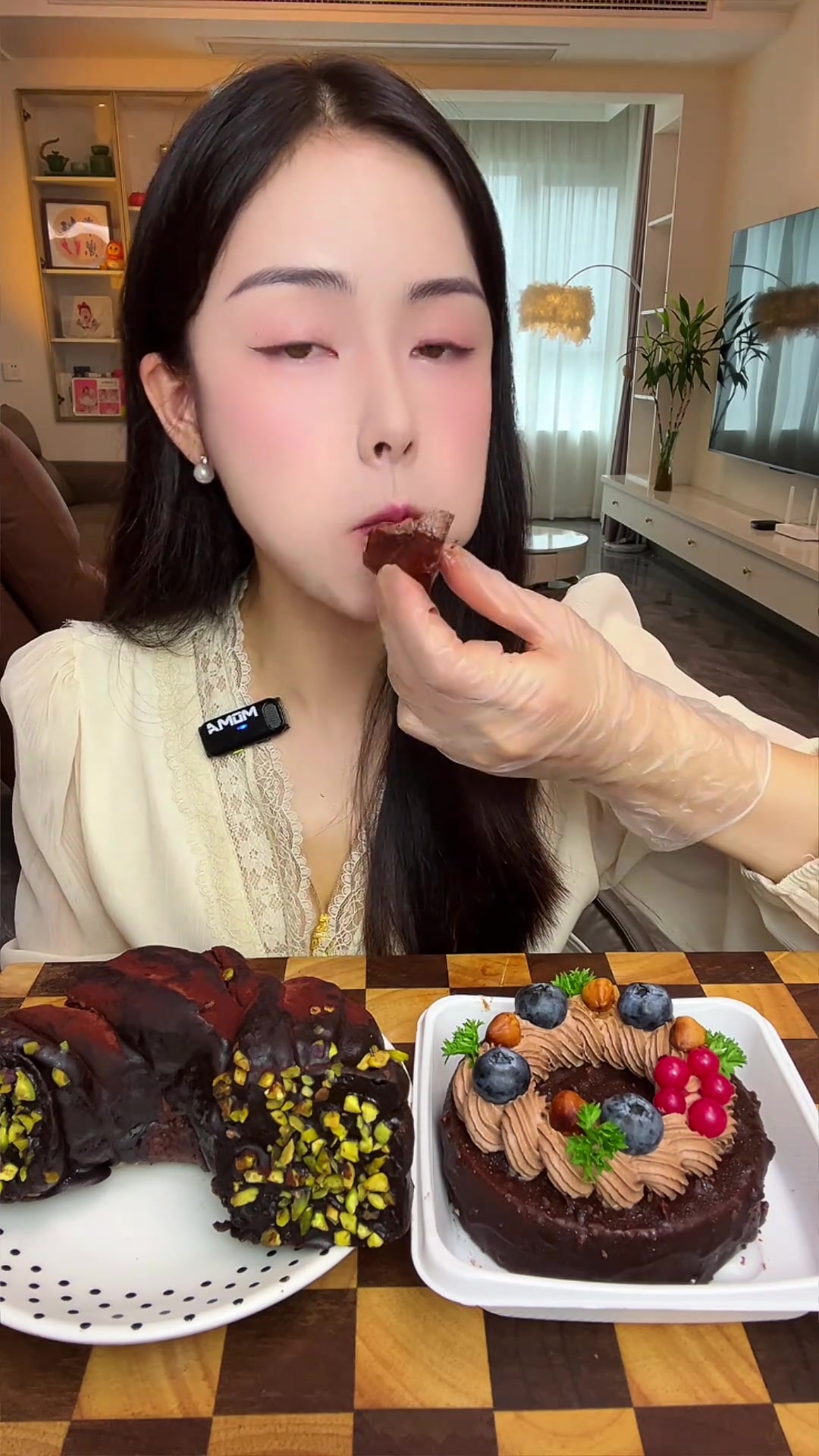 亲爱的姐妹们，巧克力甜品局来啦～喜欢这期视频请告诉我哟后面我就多安排