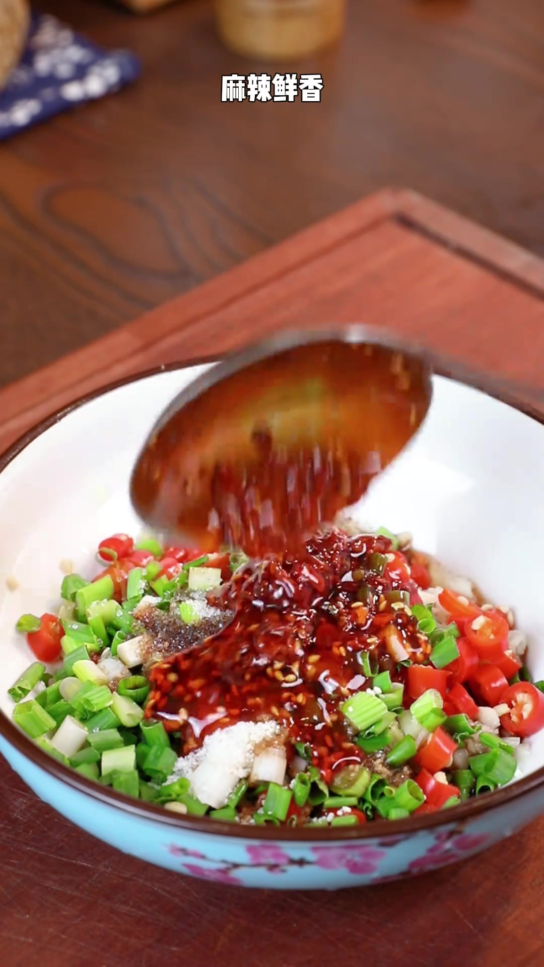 超简单麻辣凉拌鸡做法,鸡肉嚼劲十足,赶紧试试!