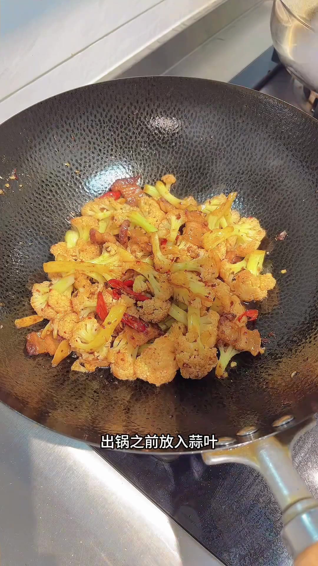 今日晚餐,成功复刻了老乡鸡里的葱油鸡,宝宝是一块接着一块吃!做了一份干锅花菜,真的是花菜最
