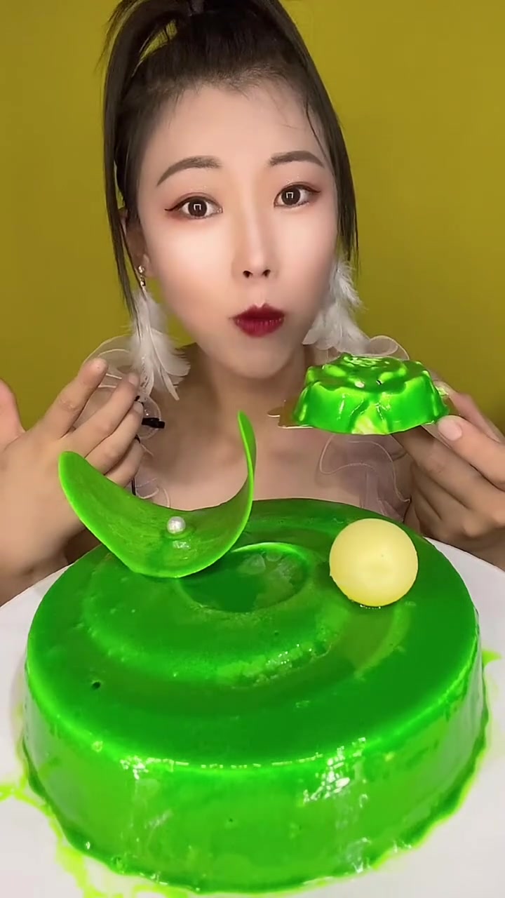 绿色慕斯蛋糕来咯吃了甜食会开心