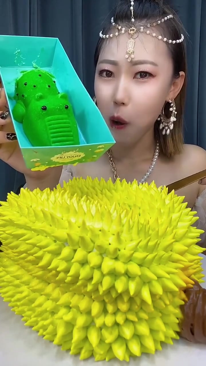 小小鳄鱼慕斯蛋糕来咯吃了甜食会开心呢