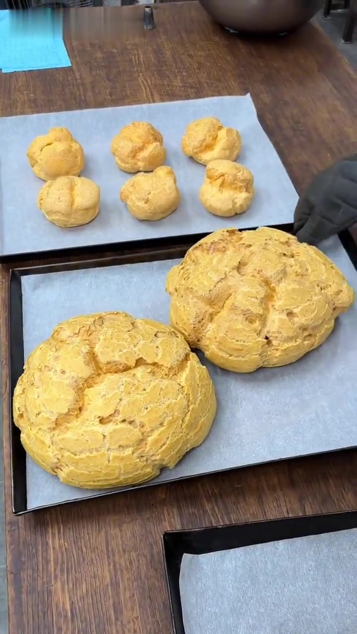 制作内含奶油水果的巨大酥皮泡芙,超好吃