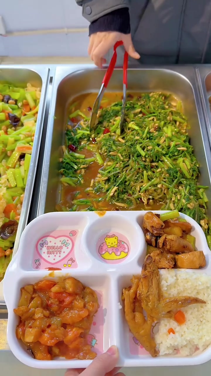 西陵营午餐开饭啦!菜品丰富超诱人