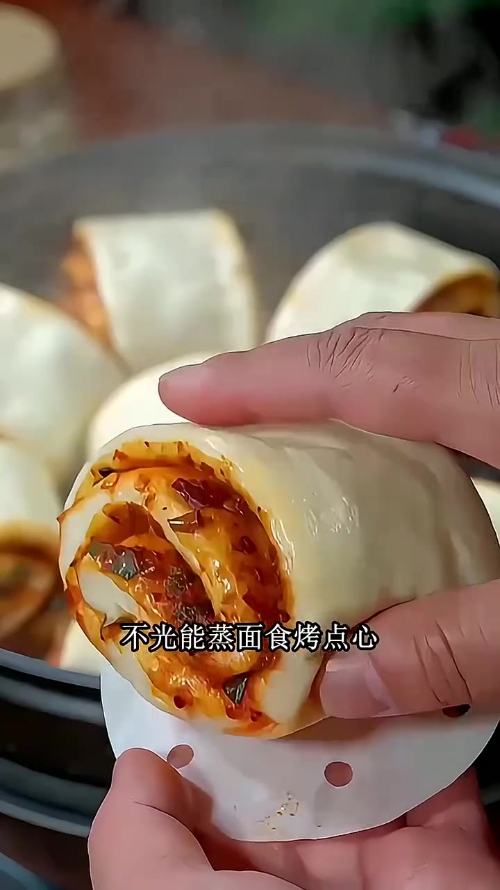 笼屉纸蒸烧麦不粘漏馅超合适!烧麦的糯米馅易粘笼屉,垫上纸蒸完不粘,糯米不渗漏,烧麦完整,吃