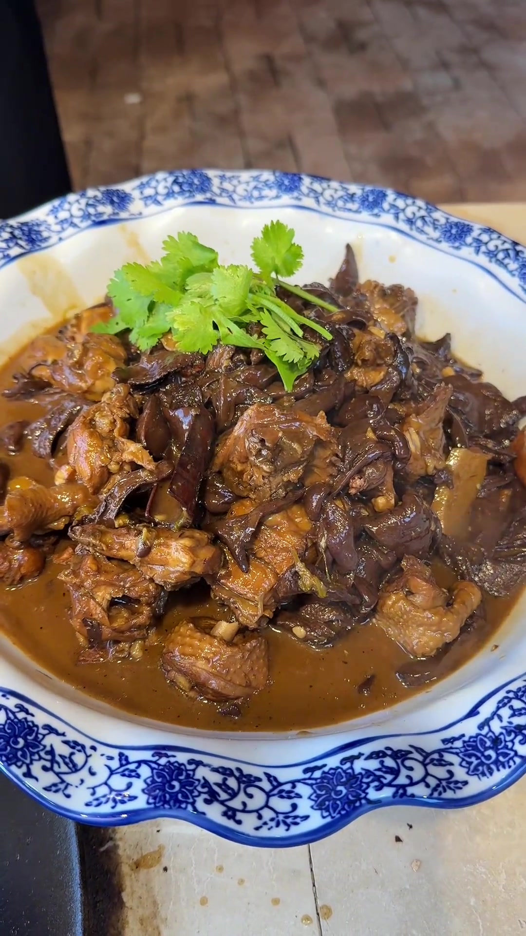 山上小蘑菇配小柴鸡,小鸡炖蘑菇超香