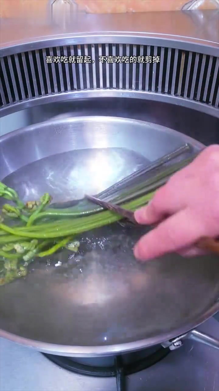 豆豉腊肉炒蕨菜,味道超赞!