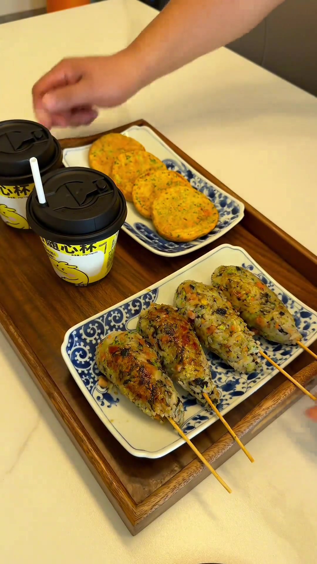 变花样让孩子多吃蔬菜,做时蔬虾皮蛋饼和虾仁饭团!