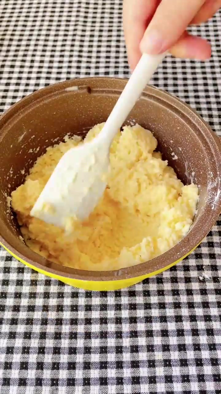 一口沦陷！巧克力加椰蓉蔓越莓馅的神仙月饼，原来月饼可以这么做！巧克力皮裹椰蓉，新手也能成功