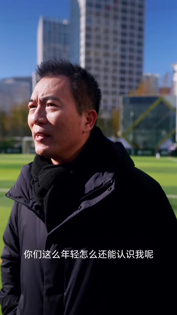 点奶茶、解难题都找YOYO,看黄健翔用荣耀新机化解灵魂提问